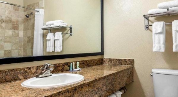 Ramada Suites by Wyndham San Diego image 16